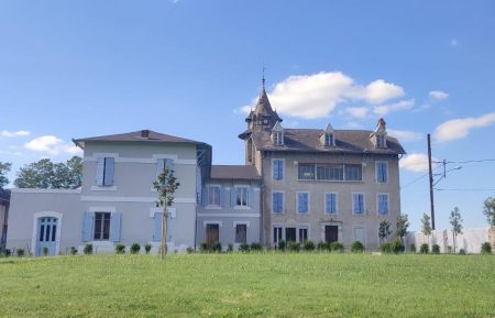 G&icirc;te n&deg;65G321111 Arcizac-Adour - Hautes-Pyr&eacute;n&eacute;es - Fa&ccedil;ade Sud - G&icirc;te b&acirc;timent de gauche