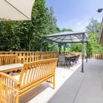 Terrasse ouest de 40m2 avec vue sur la campagne, la montagne, chevaux et moutons