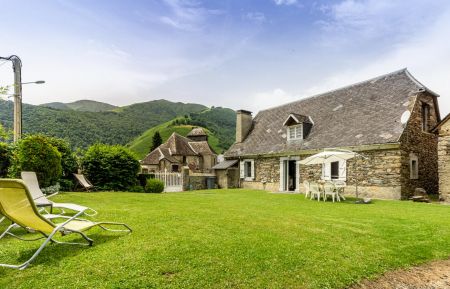 G&icirc;te n&deg;65G171411 Gazost - Hautes-Pyr&eacute;n&eacute;es - vue sur l'&eacute;glise du village