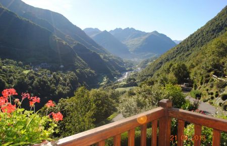 G&icirc;te n&deg;65G065511 Viscos - Hautes-Pyr&eacute;n&eacute;es - vue sur la Vall&eacute;e de Luz Saint Sauveur depuis le balcon du g&icirc;te