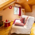 Coin salon cocooning avec t&eacute;l&eacute;viseur et wifi