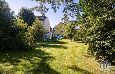 G&icirc;te n&deg;65G203211 Bagn&egrave;res-de-Bigorre - Hautes-Pyr&eacute;n&eacute;es - fa&ccedil;ade g&icirc;te vue depuis le fond du jardin pr&egrave;s de l'Adourette