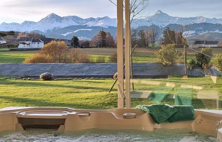G&icirc;te n&deg;65G310712 Visker - Hautes-Pyr&eacute;n&eacute;es - JACUZZI int&eacute;rieur avec vue sur la cha&icirc;ne pyr&eacute;n&eacute;enne.