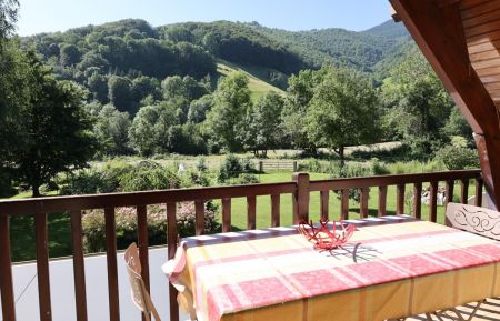 G&icirc;te n&deg;65G141411 Beaud&eacute;an - Hautes-Pyr&eacute;n&eacute;es - Vue de la loggia en &eacute;t&eacute; . 
