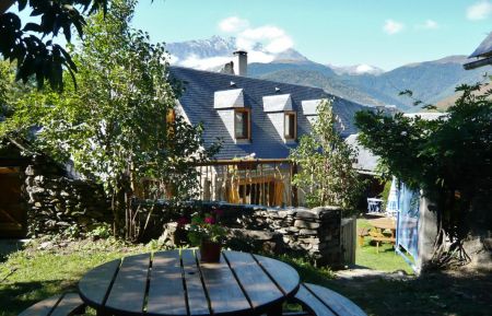 G&icirc;te n&deg;65G181911 Pailhac - Hautes-Pyr&eacute;n&eacute;es - Vue du Gite depuis la terrasse en surplomb de la cour