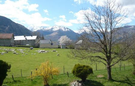 G&icirc;te n&deg;65G086212 Guchan - Hautes-Pyr&eacute;n&eacute;es - Vue sur les sommets des Pyr&eacute;n&eacute;es depuis le salon.